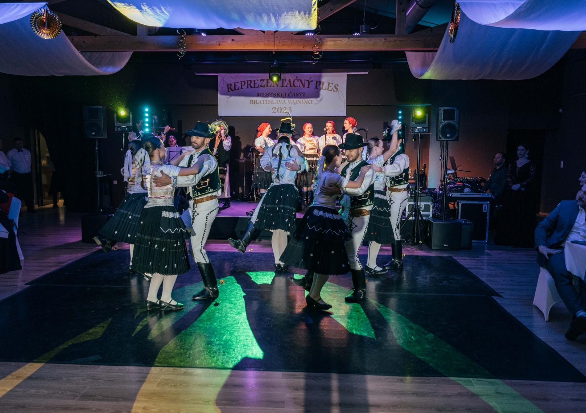Vo Vajnoroch sa uskutočnil reprezentačný ples
