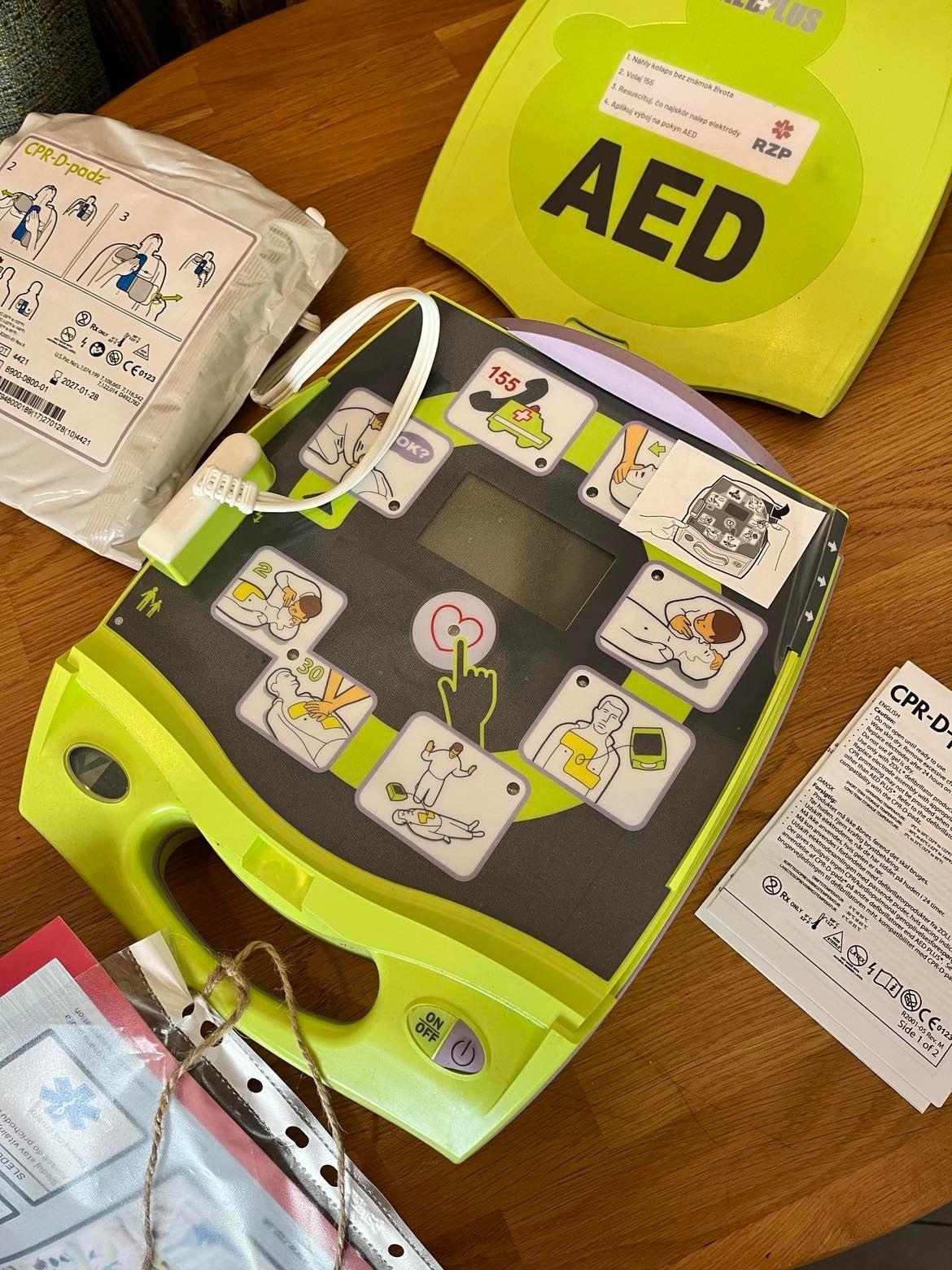AED prístroj- defibrilátor - je umiestnený aj v centre Vajnor