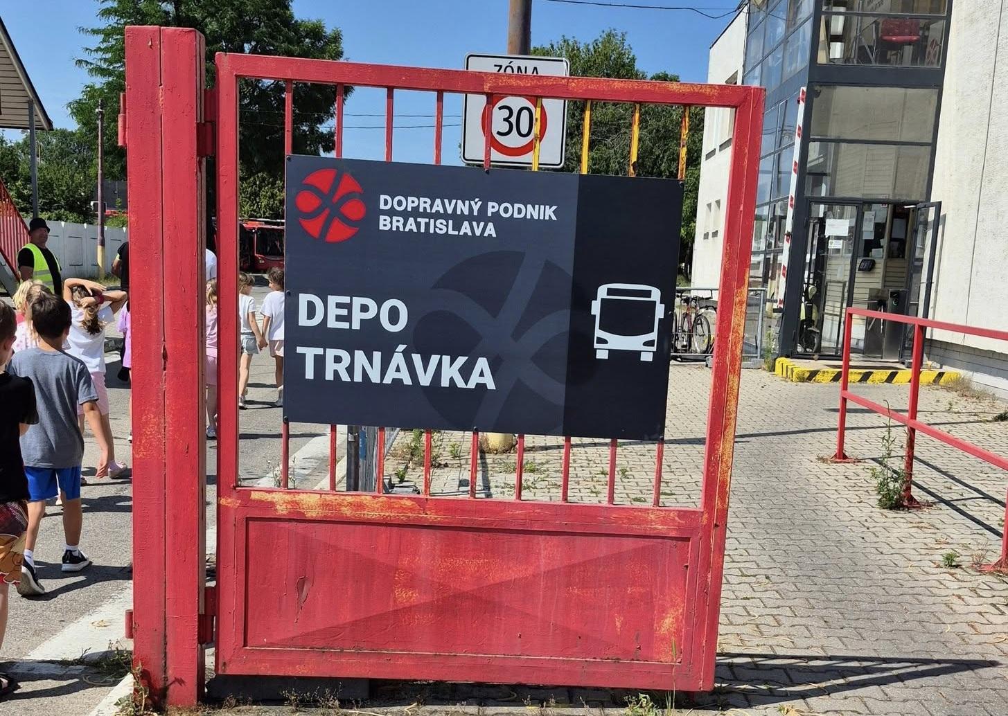 Vajnorskí školáci nahliadli do zákulisia Dopravného podniku Bratislava