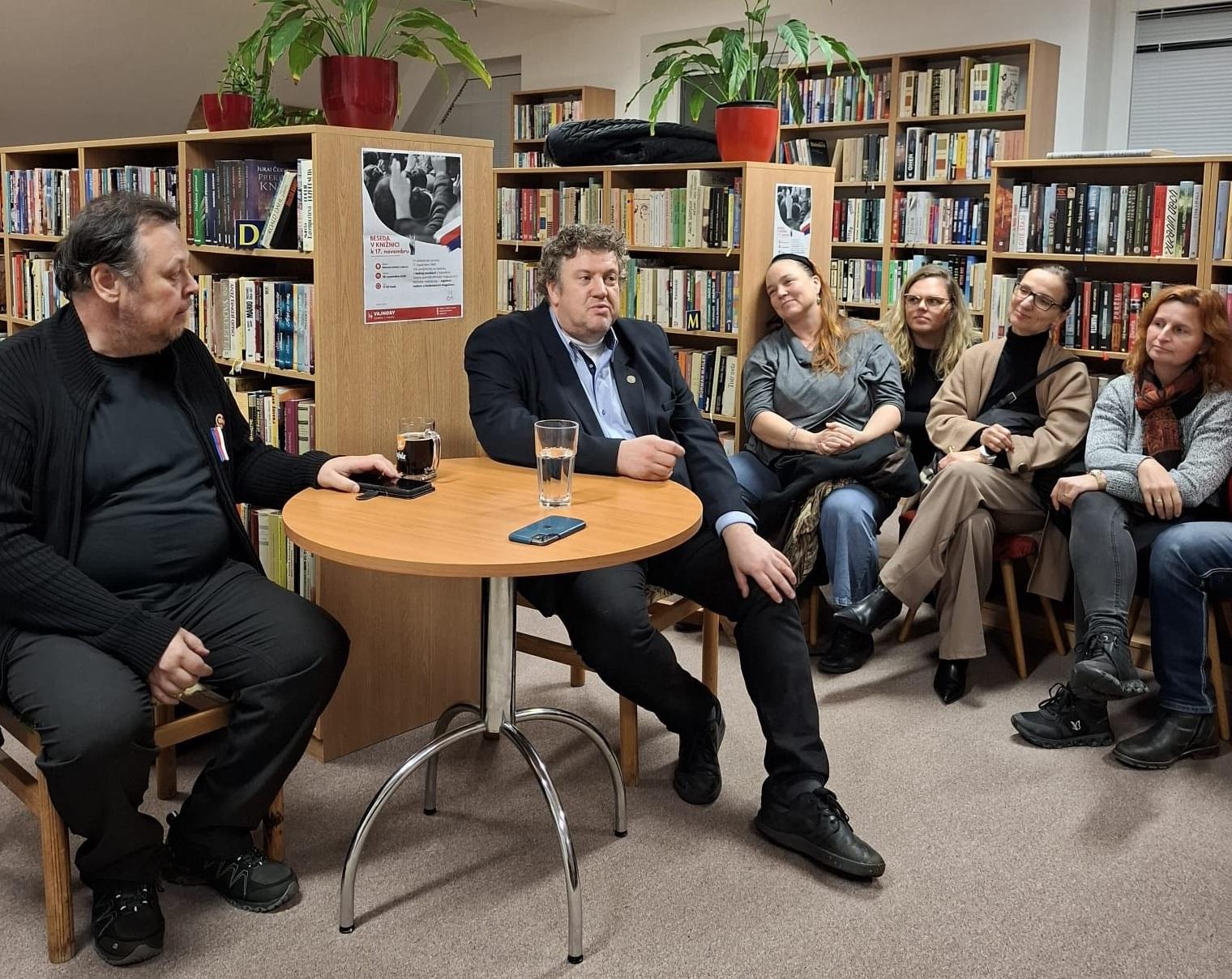 Vo Vajnoroch si pripomenuli 17. november aj diskusiou v knižnici